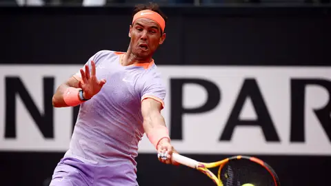 Rafa Nadal golpea una pelota durante su debut ante Zizou Bergs en Roma Rafa Nadal golpea una pelota durante su debut ante Zizou Bergs en Roma