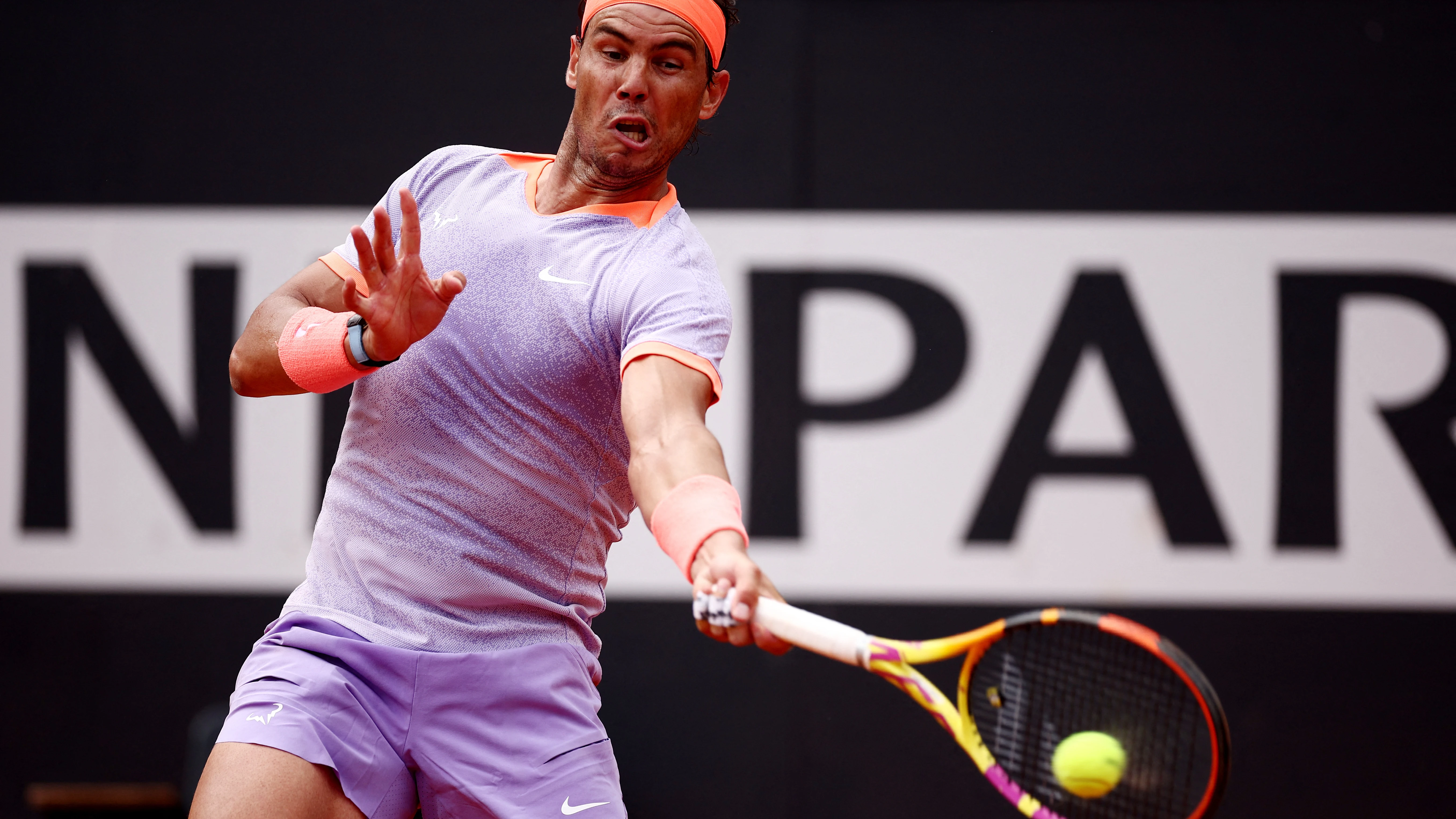 Rafa Nadal golpea una pelota durante su debut ante Zizou Bergs en Roma Rafa Nadal golpea una pelota durante su debut ante Zizou Bergs en Roma