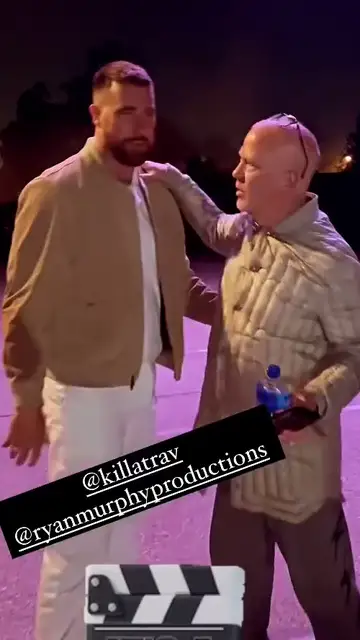 Travis Kelce y Ryan Murphy en el rodaje de Grotesquerie Travis Kelce y Ryan Murphy en el rodaje de Grotesquerie
