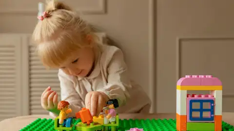 Niña sola jugando Niña sola jugando
