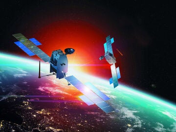 Imagen de archivo de un satélite orbitando alrededor de la Tierra