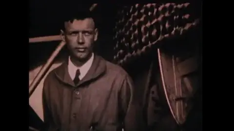 Charles Lindbergh primer vuelo sin escalas Nueva York a París Efemérides de hoy 20 de mayo de 2024: Charles Lindbergh primer vuelo sin escalas Nueva York a París