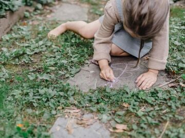 Niña sola jugando