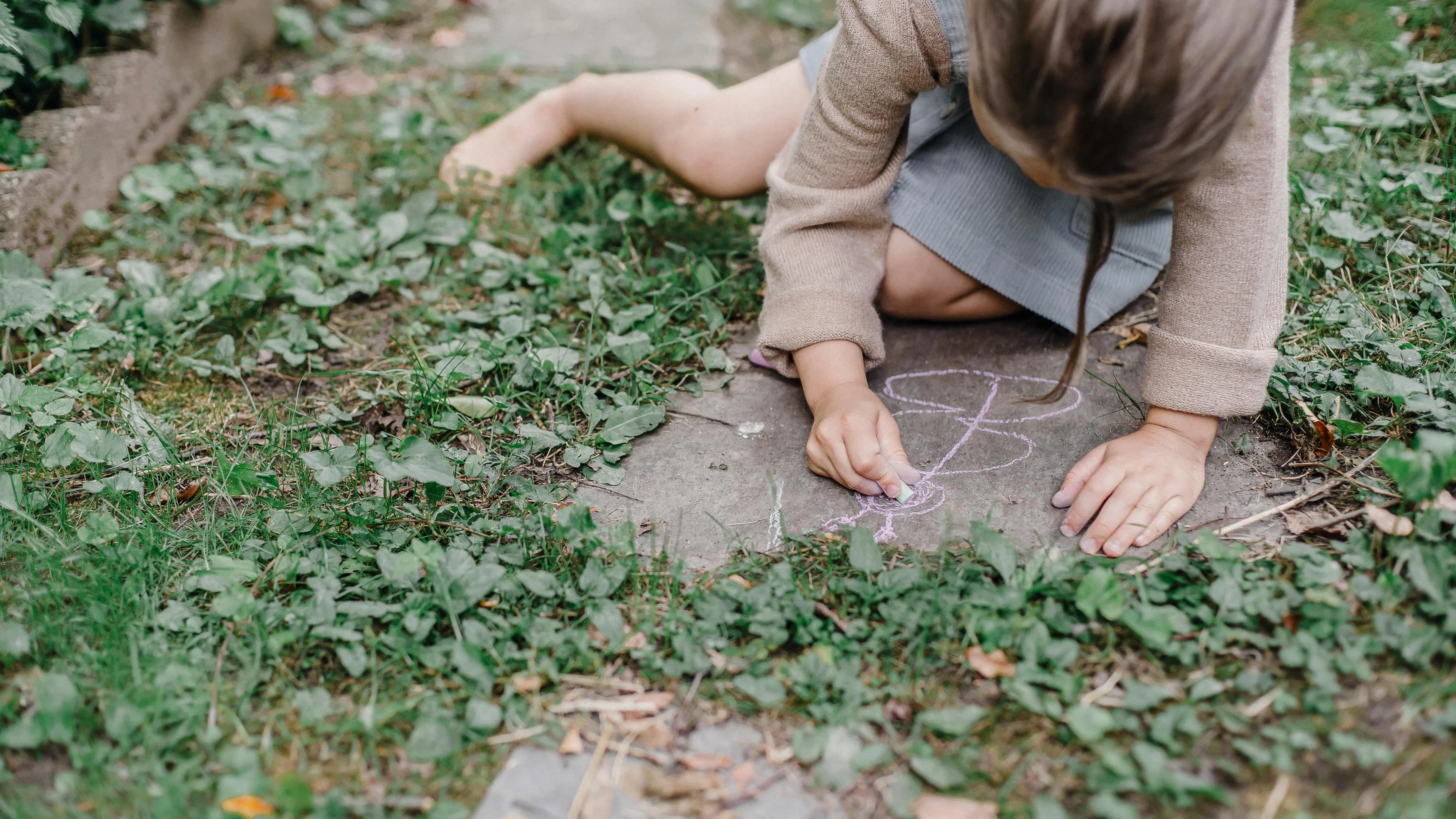 Ni&ntilde;a sola jugando