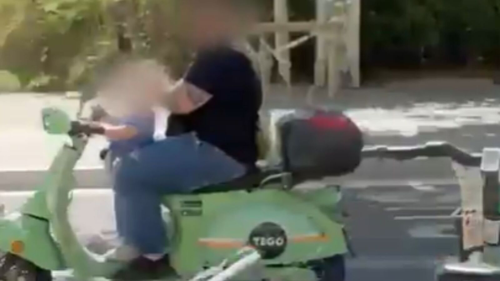 VÍDEO: Detenido por circular sin casco y usando el móvil mientras la menor que le acompaña conduce