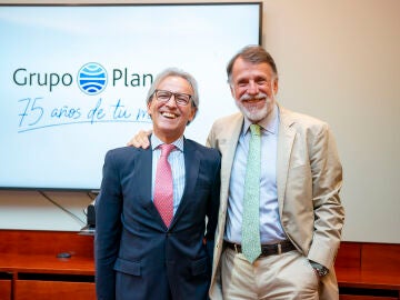 El embajador de Colombia, Eduardo Ávila, y el presidente del Grupo Planeta, José Creuheras, ayer, tras la firma del acuerdo