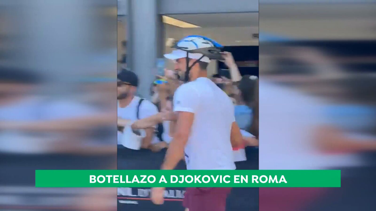 Novak Djokovic aparece con un casco de ciclista tras el botellazo en la cabeza