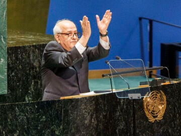 El Observador Permanente de Palestina ante las Naciones Unidas, Riyad Mansour, aplaude en reacción a la multitud que también aplaude después de su discurso ante la Asamblea General de las Naciones Unidas 