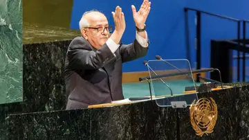 El Observador Permanente de Palestina ante las Naciones Unidas, Riyad Mansour, aplaude en reacción a la multitud que también aplaude después de su discurso ante la Asamblea General de las Naciones Unidas 