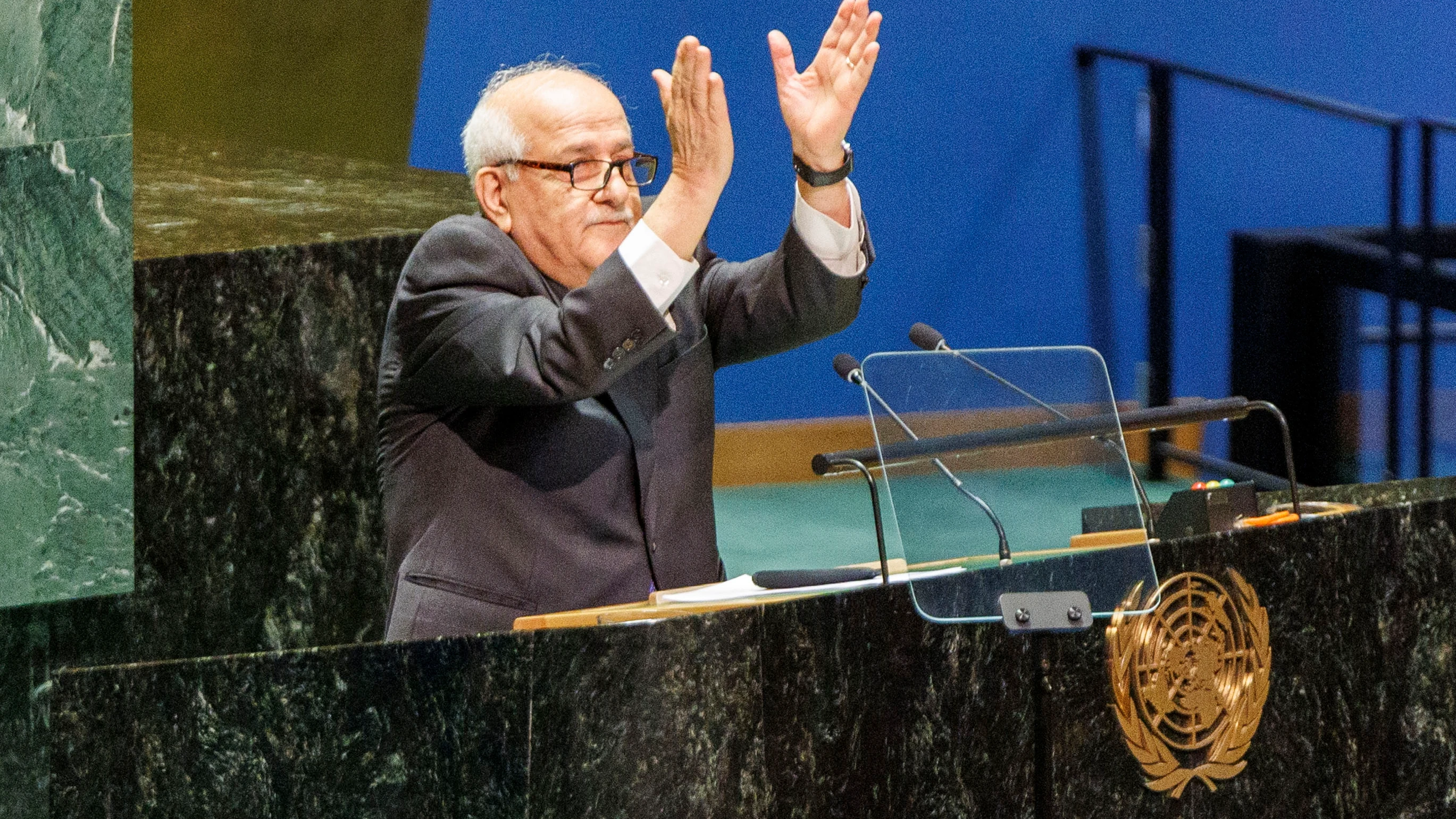 El Observador Permanente de Palestina ante las Naciones Unidas, Riyad Mansour, aplaude en reacci&oacute;n a la multitud que tambi&eacute;n aplaude despu&eacute;s de su discurso ante la Asamblea General de las Naciones Unidas 