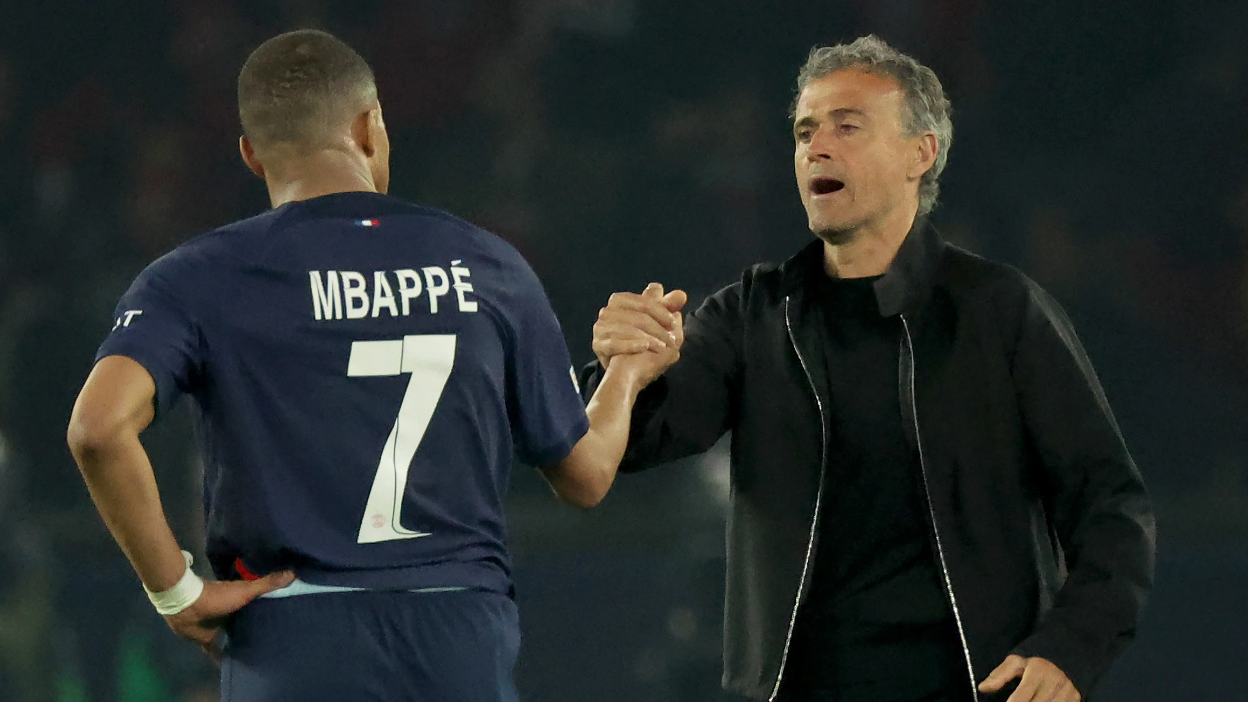 Luis Enrique saluda a Kylian Mbappé Luis Enrique saluda a Kylian Mbappé