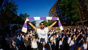 Aficionados del Real Madrid apoyan a los jugadores en el exterior del Bernabéu