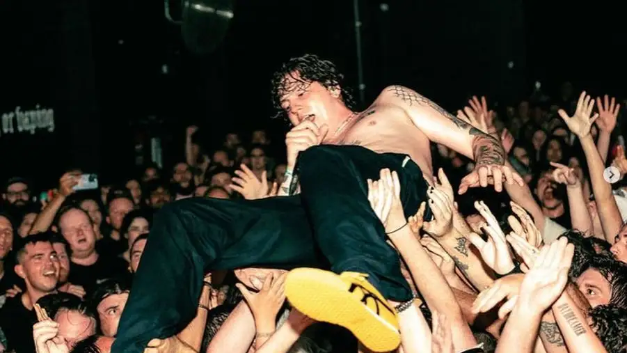 Uno de los miembros de Trophy Eyes se lanza al público en uno de sus conciertos. Uno de los miembros de Trophy Eyes se lanza al público en uno de sus conciertos.
