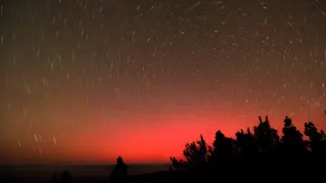 La tormenta solar de este viernes ha dejado insólitas imágenes de Aurora boleares en Canarias a una latitud de 28