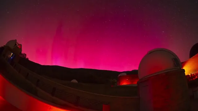 Espectáculo en los cielos españoles: auroras boreales tiñen el cielo de rosa desde Andalucía hasta Cataluña Espectáculo en los cielos españoles: auroras boreales tiñen el cielo de rosa desde Andalucía hasta Cataluña