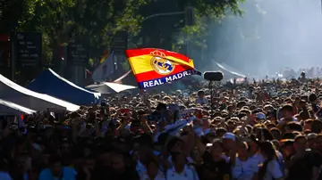 Aficionados del Real Madrid esperan al bus de los jugadores cerca del Bernabéu