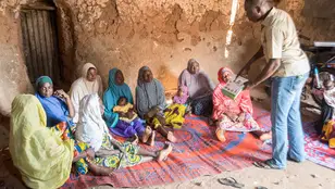 Sarkindaji con algunas de las huérfanas en Lakoja, Nigeria.
