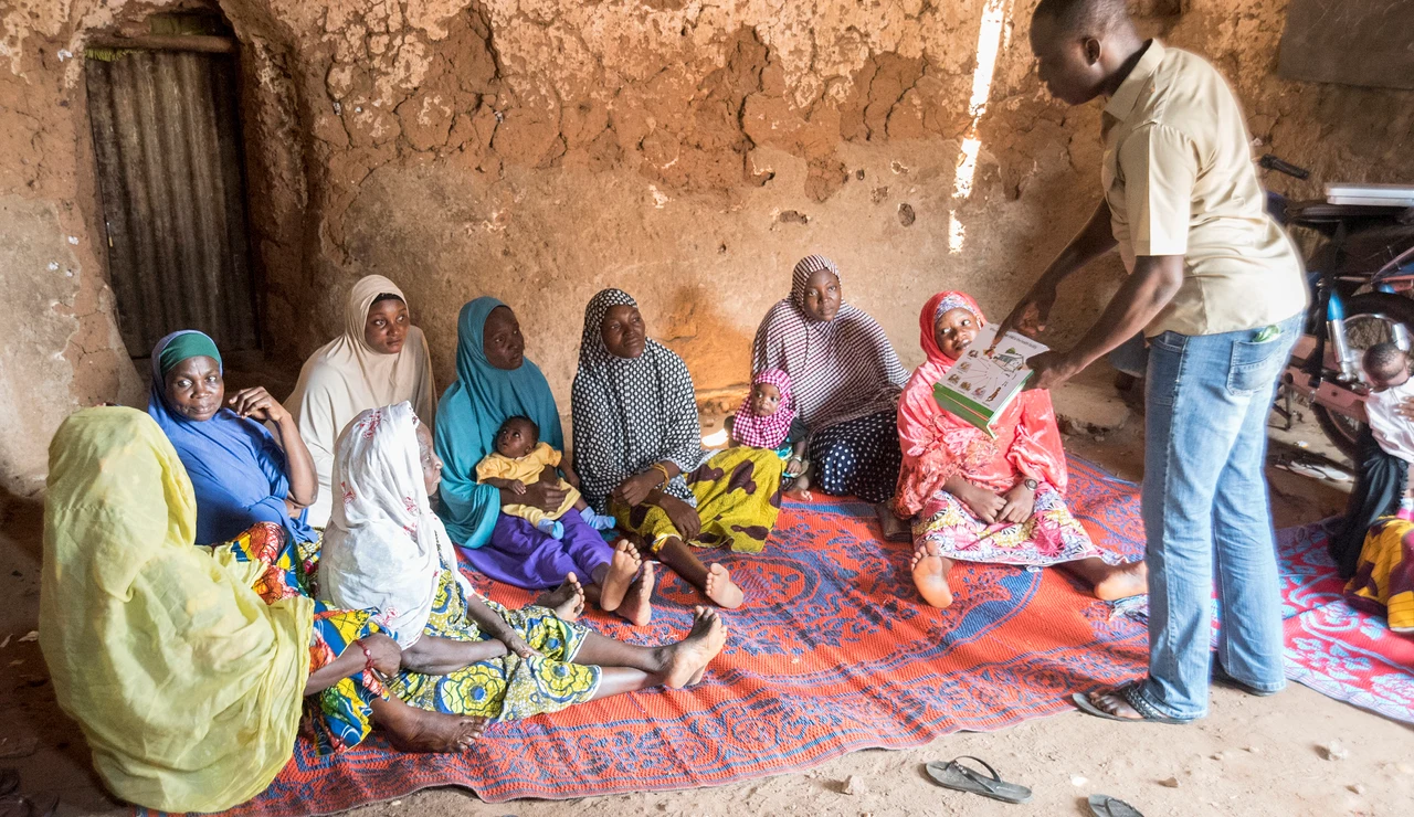 Sarkindaji con algunas de las huérfanas en Lakoja, Nigeria.