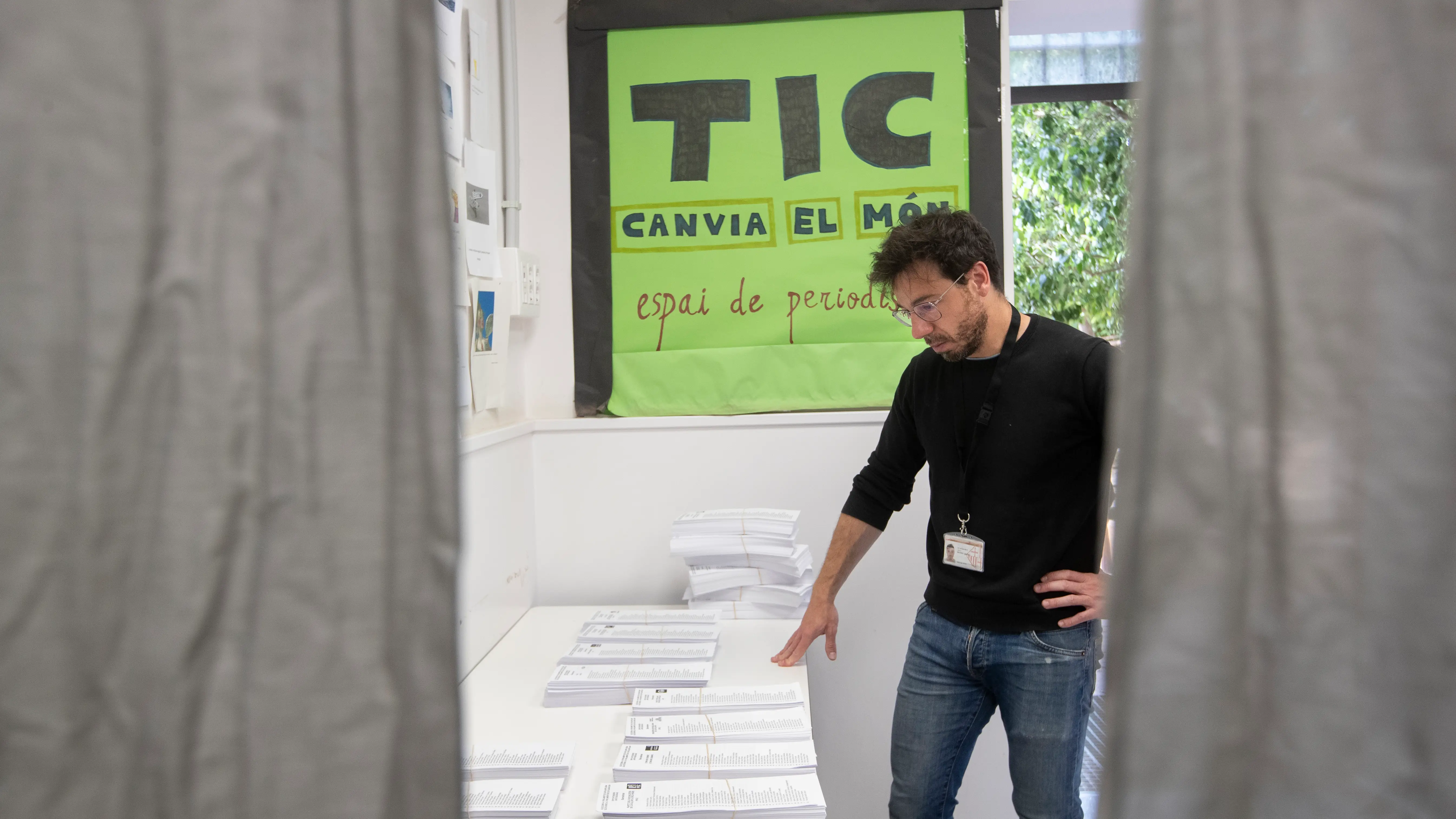 Un funcionario prepara la mesa con papeletas Un funcionario prepara la mesa con papeletas
