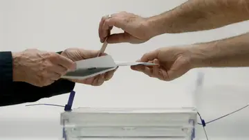 Una persona votando en elecciones