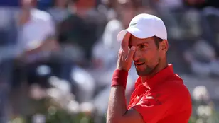 Novak Djokovic reacciona tras un punto ante Alejandro Tabilo