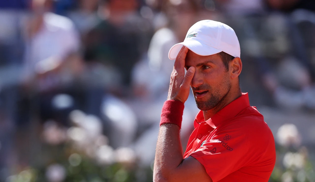 Novak Djokovic reacciona tras un punto ante Alejandro Tabilo