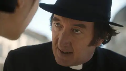 Ralph Ineson en La primera profecía Ralph Ineson en La primera profecía