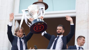 Luka Modric y Nacho ofrecen el trofeo de LaLiga en la Puerta del Sol