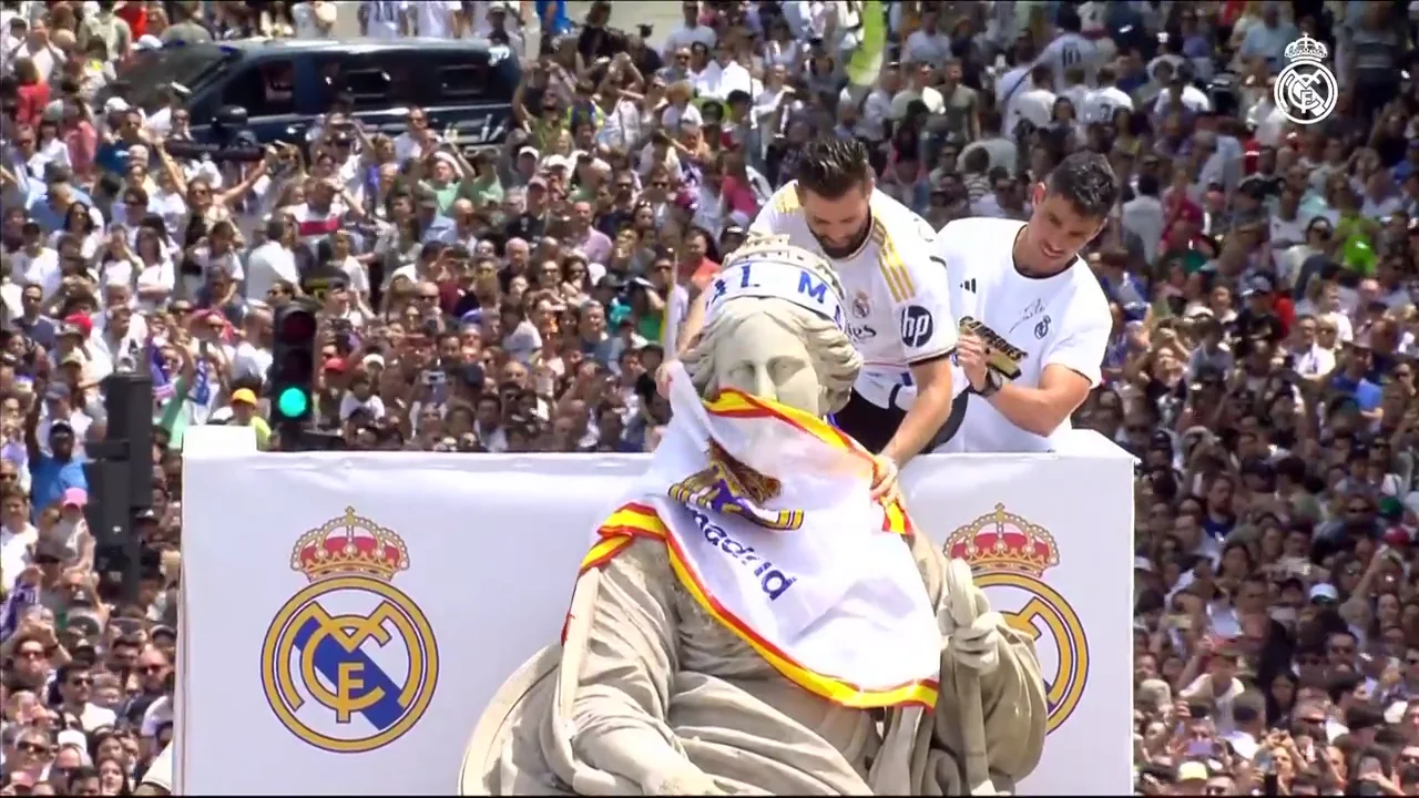 Nacho coloca la bufanda la Diosa Cibeles en el colofón de la fiesta blanca Nacho coloca la bufanda la Diosa Cibeles en el colofón de la fiesta blanca
