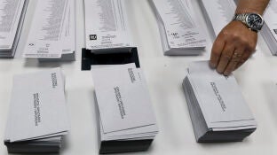 Votante recoge sobre en el colegio electoral