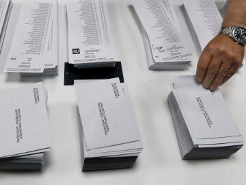 Votante recoge sobre en el colegio electoral