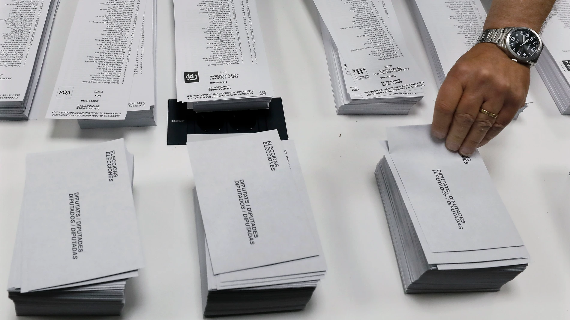 Votante recoge sobre en el colegio electoral Votante recoge sobre en el colegio electoral