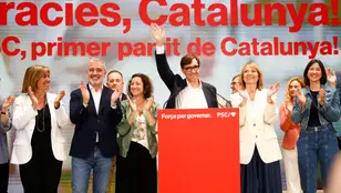 El candidato a la presidencia de la Generalitat por El PSC, Salvador Illa (c), comparece ante los medios para valorar los resultados electorale