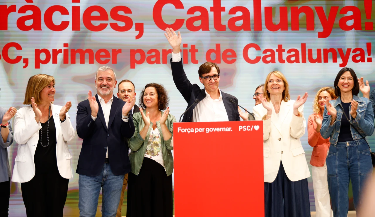 El candidato a la presidencia de la Generalitat por El PSC, Salvador Illa (c), comparece ante los medios para valorar los resultados electorale
