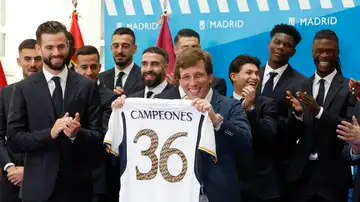 José Luis Martínez Almeida posa con una camiseta conmemorativa de la Liga 36 del Real Madrid