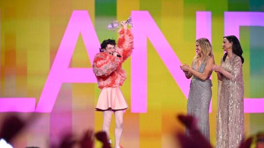 Nemo con el Micr&oacute;fono de Cristal tras ganar Eurovisi&oacute;n 2024