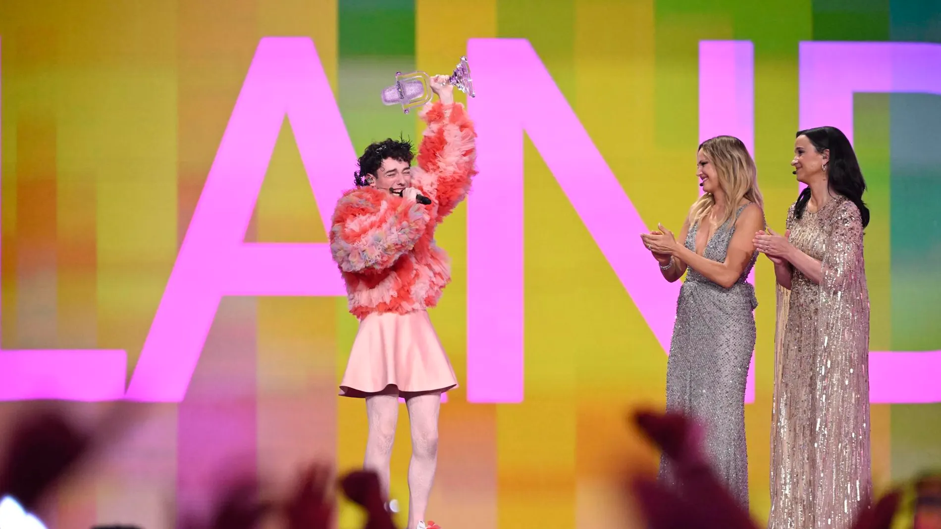 Nemo con el Micrófono de Cristal tras ganar Eurovisión 2024 Nemo con el Micrófono de Cristal tras ganar Eurovisión 2024