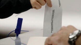 Voto depositado en la urna electoral 