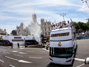 El autobús del Real Madrid a su llegada a Cibeles