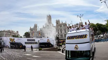 El autobús del Real Madrid a su llegada a Cibeles