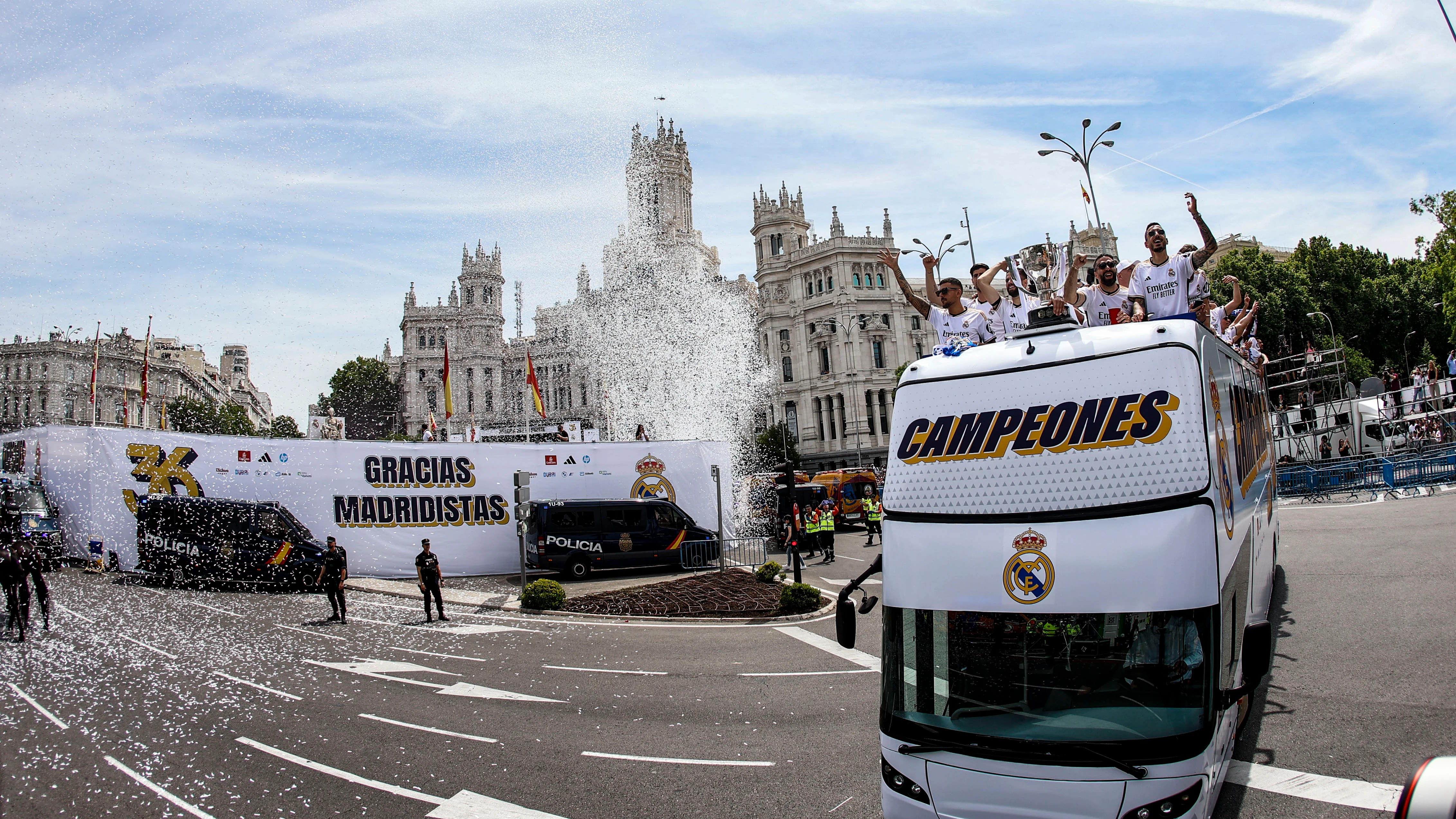 El autobús del Real Madrid a su llegada a Cibeles El autobús del Real Madrid a su llegada a Cibeles