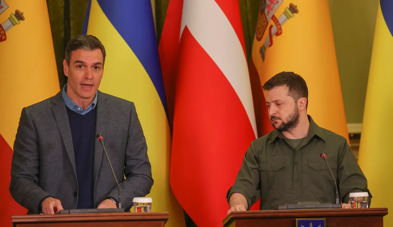 El presidente del Gobierno, Pedro Sánchez (i), y el presidente de Ucrania, Volodímir Zelenski (d)
