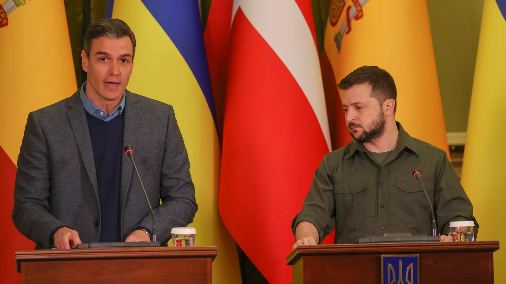 El presidente del Gobierno, Pedro Sánchez (i), y el presidente de Ucrania, Volodímir Zelenski (d) El presidente del Gobierno, Pedro Sánchez (i), y el presidente de Ucrania, Volodímir Zelenski (d)