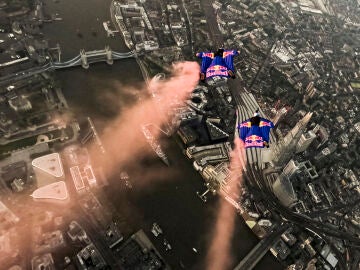 Marco Fürst y Marco Waltenspiel vuelan sobre el Tower Bridge