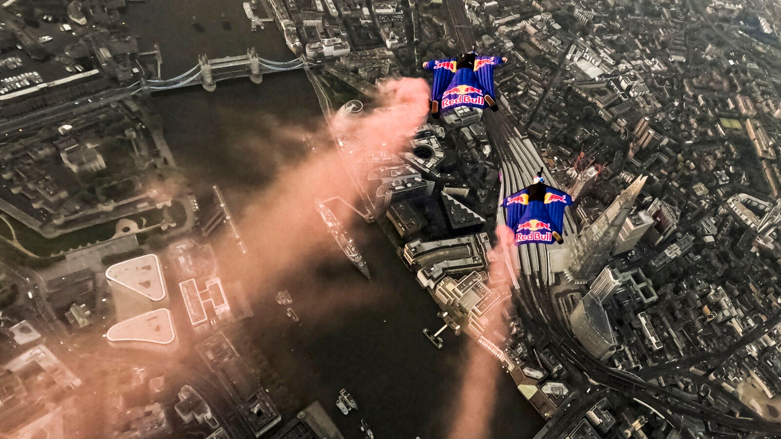 El increíble vuelo de dos hombres pájaro a través del Tower Bridge de Londres