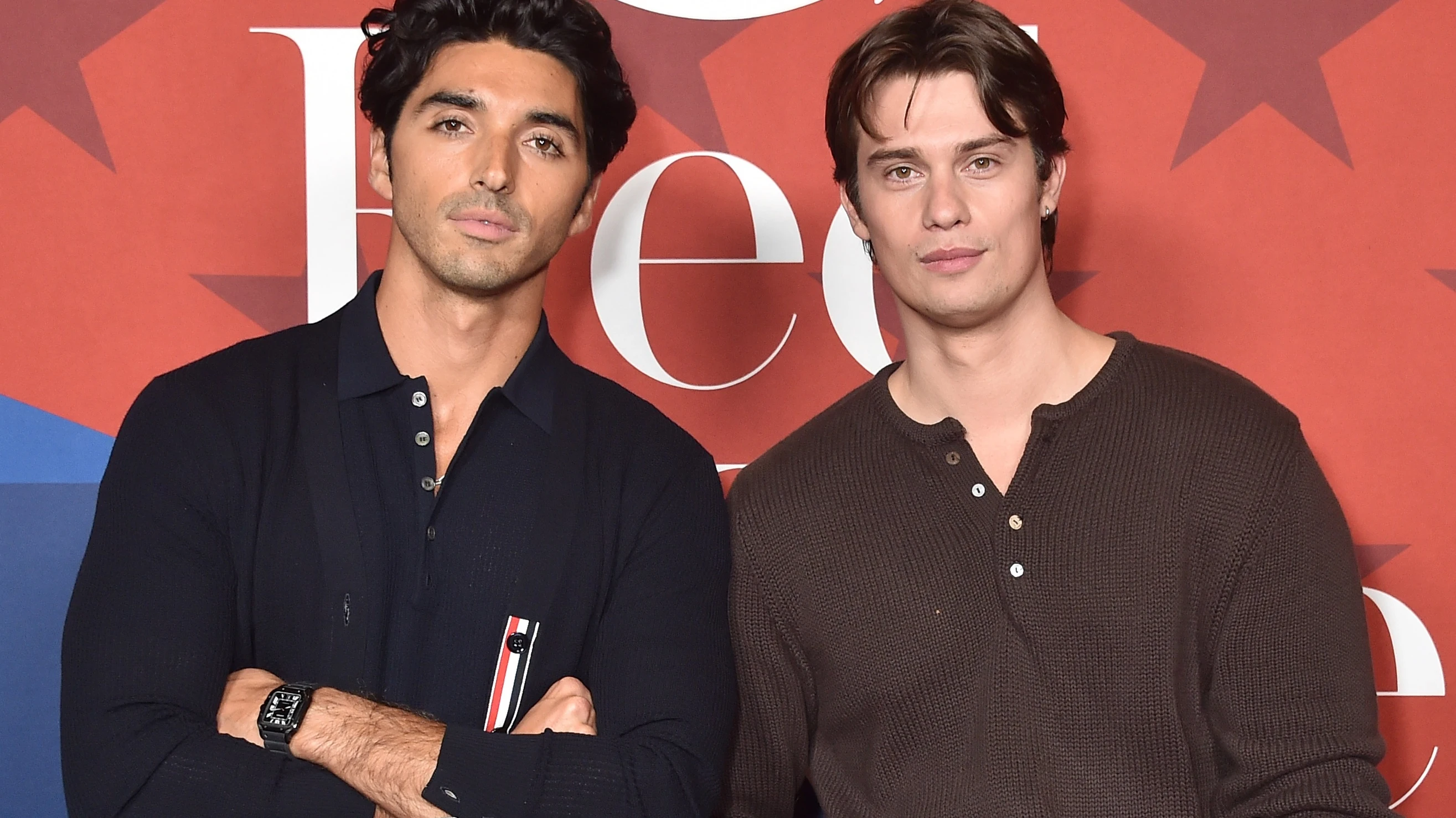 Nicholas Galitzine y Taylor Zakhar Perez en un evento de Rojo, blanco y sangre azul Nicholas Galitzine y Taylor Zakhar Perez en un evento de Rojo, blanco y sangre azul
