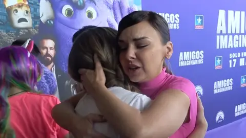 El abrazo de Chenoa y Verónica Romero El abrazo de Chenoa y Verónica Romero