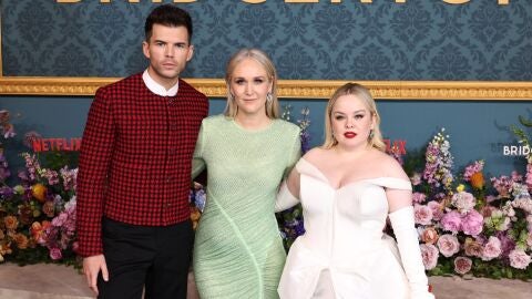 Luke Newton, Jessica Brownell y Nicola Coughlan