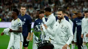 Nacho, con el trofeo de Liga en el Bernabéu