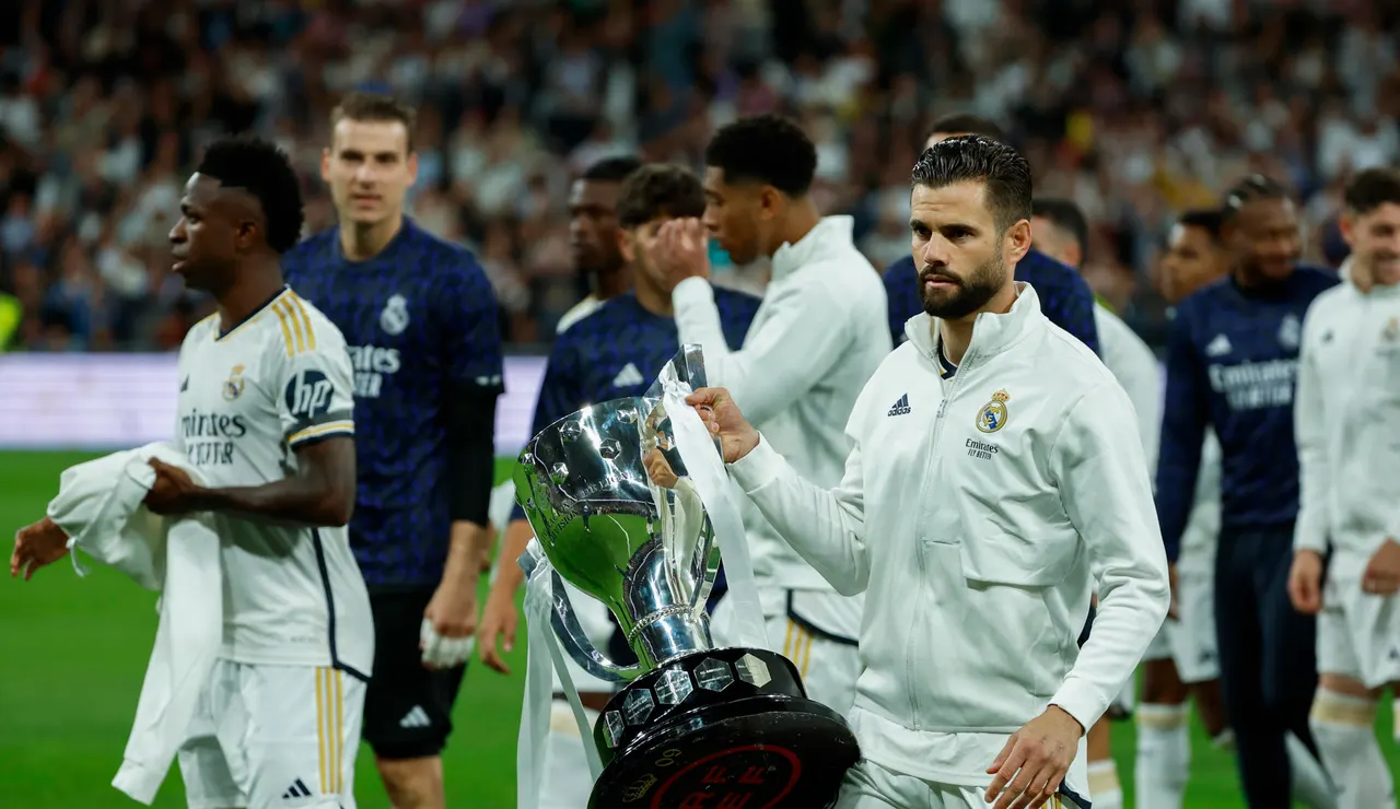 Nacho, con el trofeo de Liga en el Bernabéu